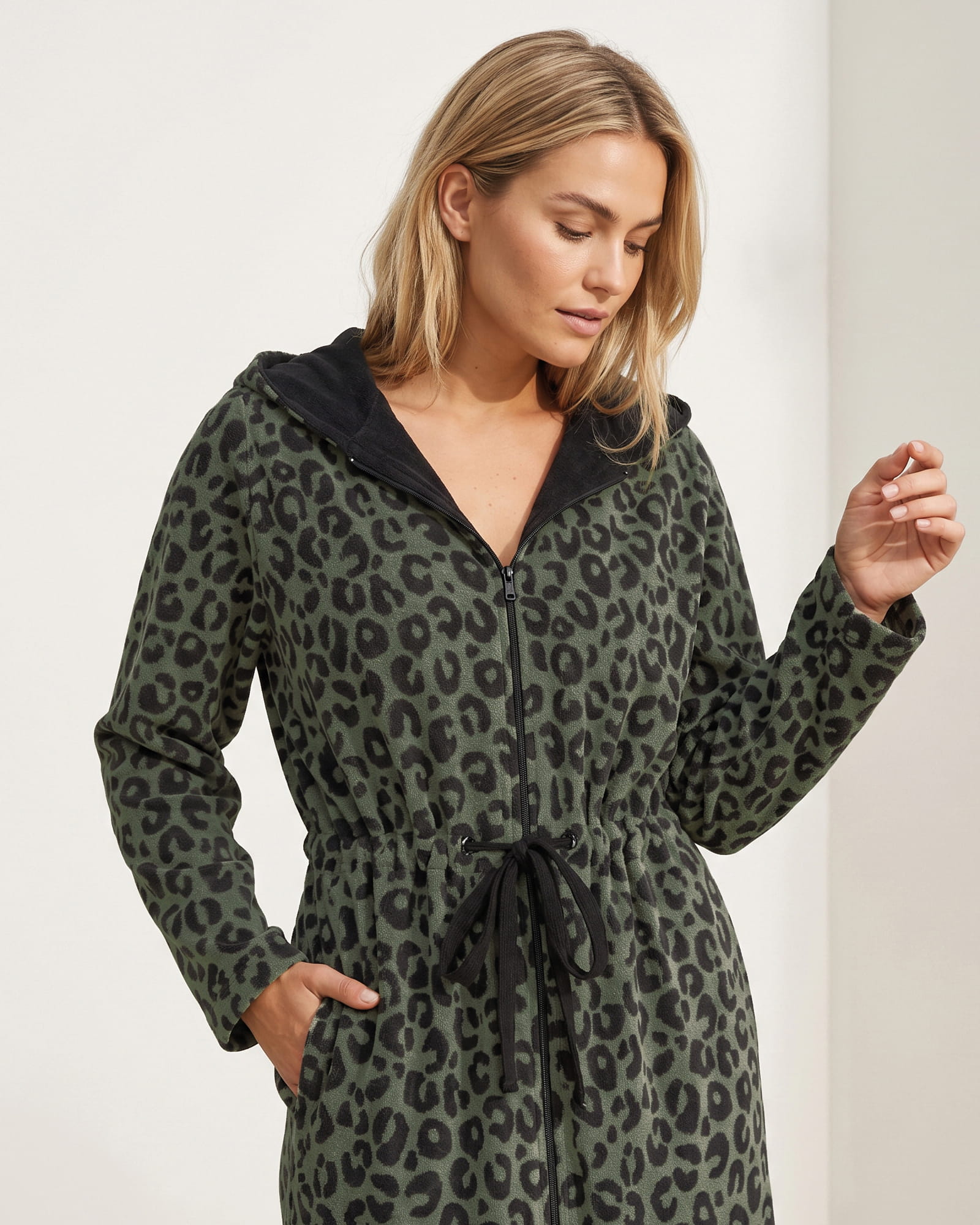 Cawö Home Bademäntel Damen Kurzmantel mit Kapuze Leo 854 oliv - 49