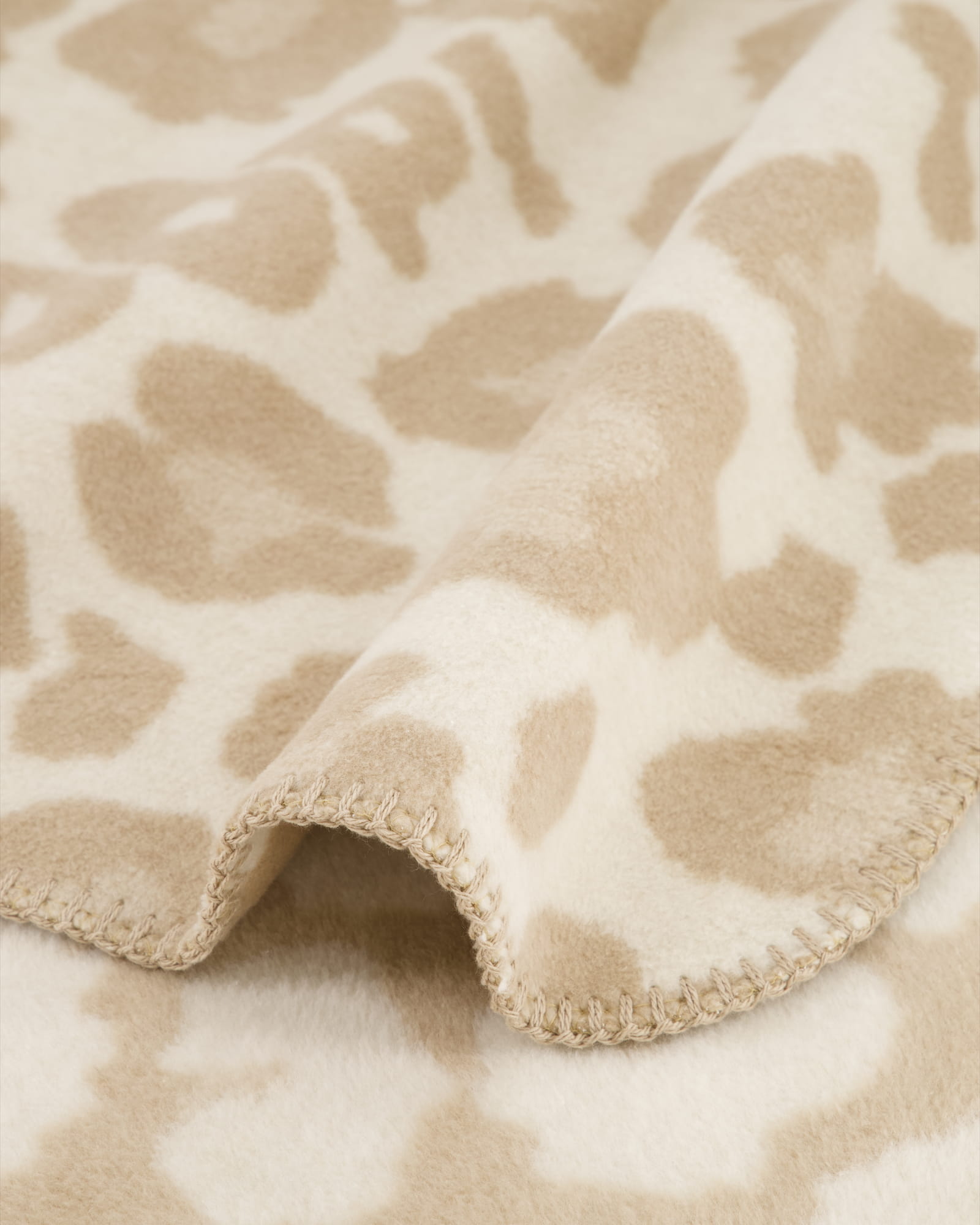 JOOP! Wohndecken Leo Creme