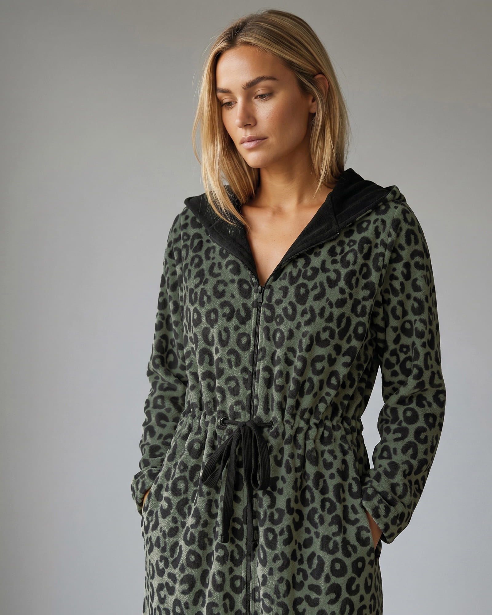 Cawö Home Bademäntel Damen Kurzmantel mit Kapuze Leo 854 oliv - 49