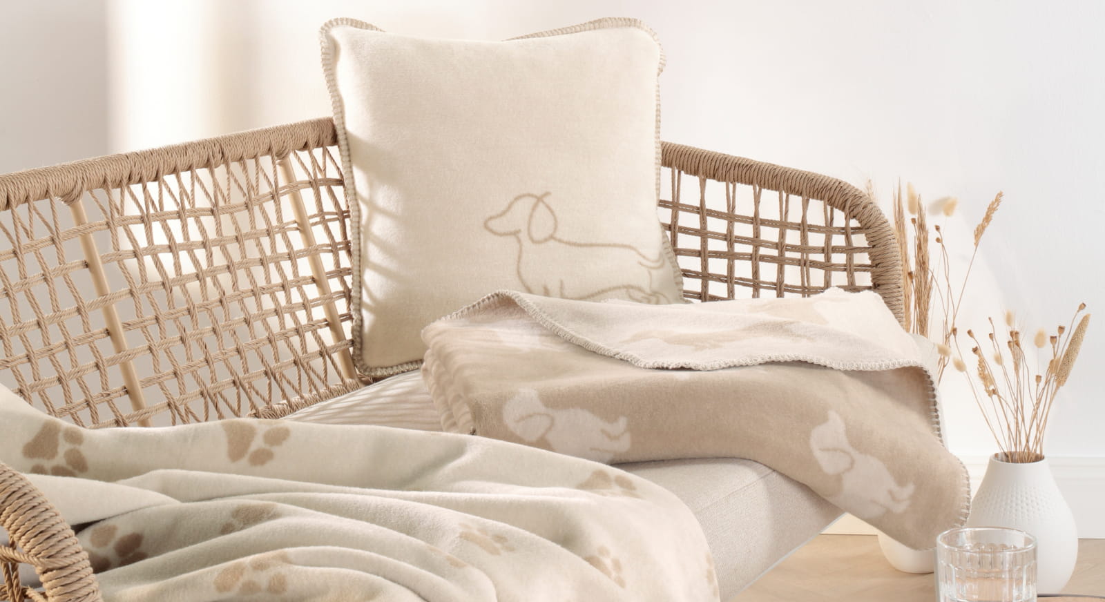 WE LOVE DOGS Wohndecken und Kissenhüllen beige