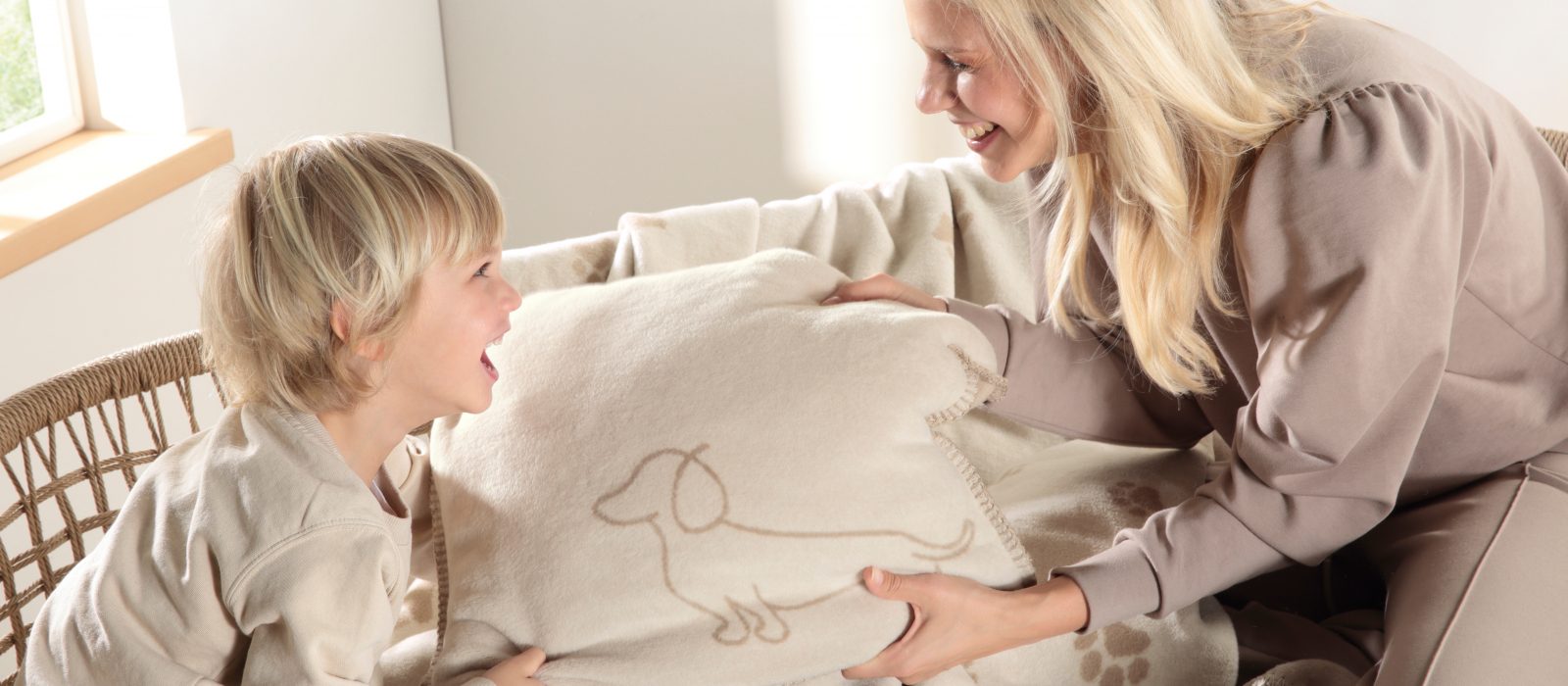WE LOVE DOGS Wohndecken und Kissenhüllen beige